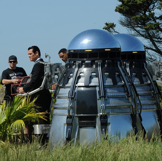 Illustration for article titled Men in Black 3 set photos